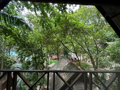 Driepersoonskamer met balkon — Bambu Huts